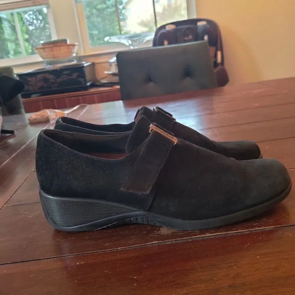 𝅺aquatalia black suede loafers wedge heel silertone hardware size 8.5